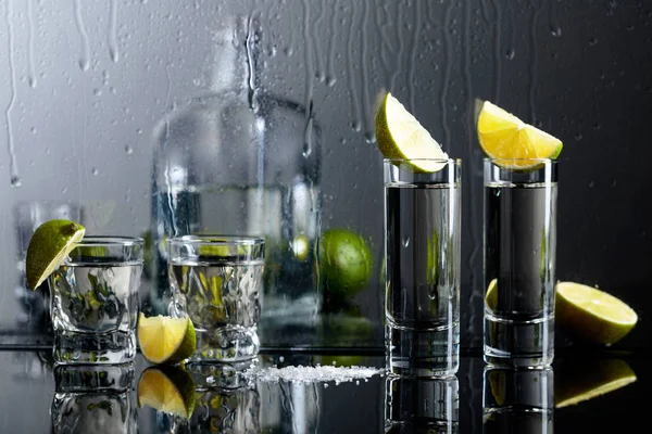 Bicchieri Tequila Con Lime Sale Sullo Sfondo Nero Riflettente Alcol — Foto Stock