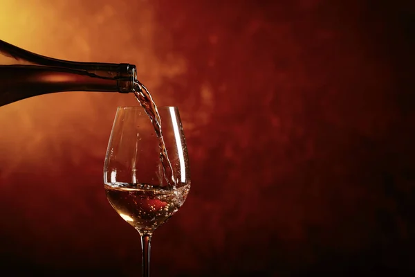 Glas Vitt Vin Som Strömmade Från Flaska Kopiera Utrymme För — Stockfoto