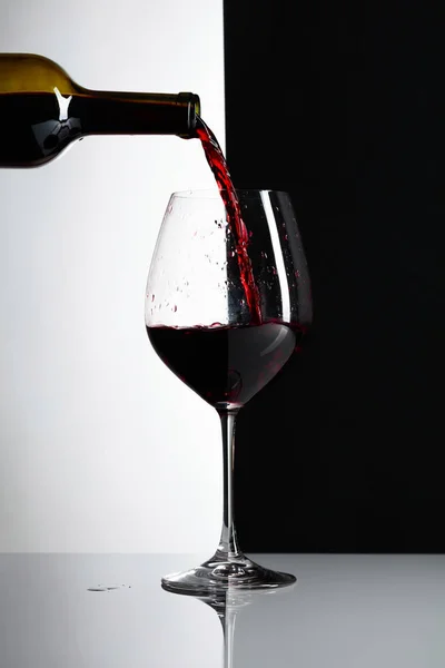 Vino Tinto Vierte Una Copa Fondo Reflexivo Espacio Copia Para —  Fotos de Stock