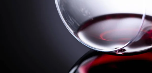 Glas Rode Wijn Macro Geschoten Zwarte Reflecterende Achtergrond Ruimte Voor — Stockfoto