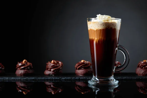 Chokladdessert Med Hasselnöt Och Kaffe Med Grädde Svart Reflekterande Bakgrund — Stockfoto