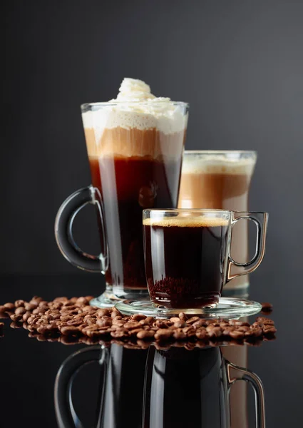 Olika Kaffedrinkar Svart Reflekterande Bakgrund — Stockfoto