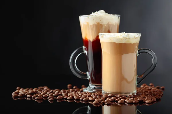 Кофейные напитки на черном фоне . — стоковое фото