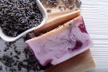 Eflatun Beyaz ahşap zemin üzerinde doğal organik sabun Bar. El yapımı Sabun yapımı. Spa Ürünleri ve cilt bakım kavramı. 