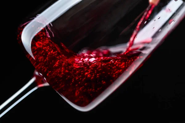 Vinho Tinto Sendo Derramado Copo Vinho Fundo Preto — Fotografia de Stock