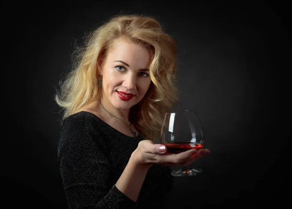 Atractiva Mujer Mediana Edad Vestido Noche Negro Con Francotirador Brandy — Foto de Stock