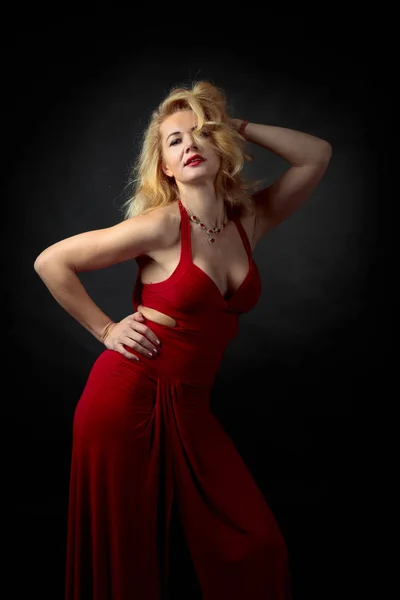 빨간색의 이브닝 드레스에 매력적인 여자입니다 금발에 — 스톡 사진