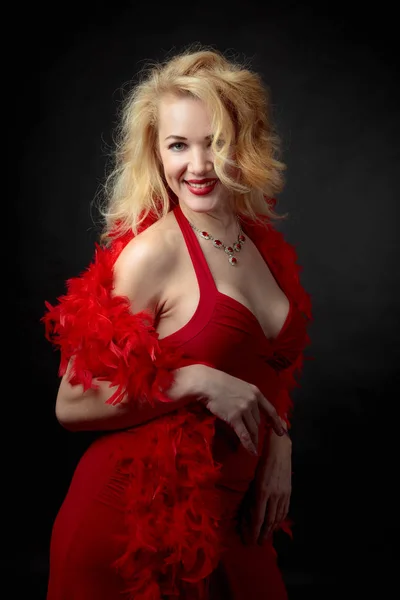 Atrakcyjne Średnim Wieku Kobieta Czerwonej Sukience Wieczorem Puszyste Pióro Boa — Zdjęcie stockowe