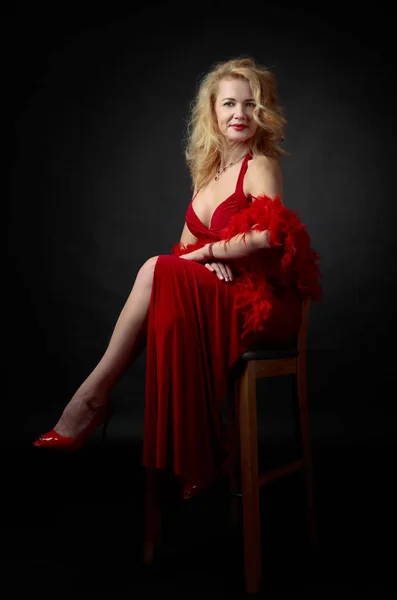 Atractiva Mujer Mediana Edad Vestido Noche Rojo Con Boa Plumas —  Fotos de Stock