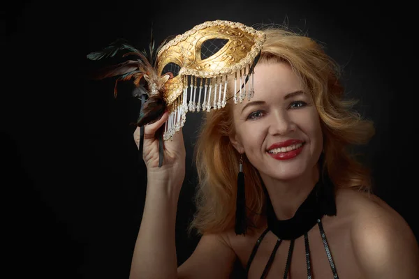 Attraente Donna Mezza Età Abito Sera Nero Con Maschera Carnevale — Foto Stock