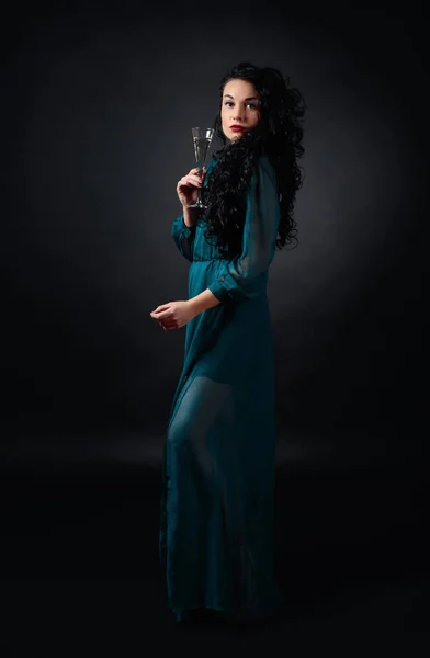 가운에 머리를 드레스 화이트 와인의 유리에 매력적인 머리의 초상화 — 스톡 사진