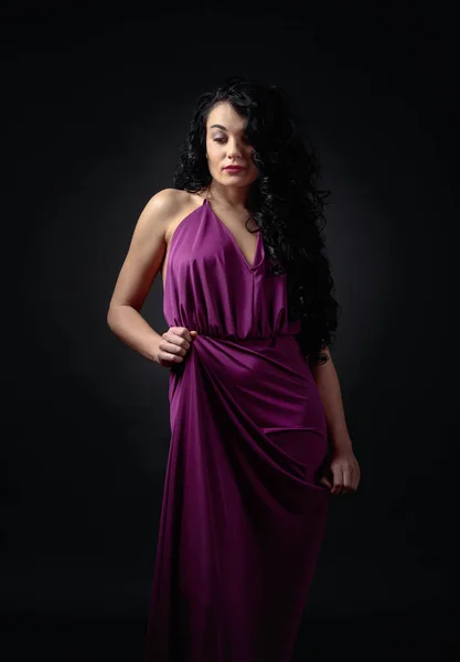 Młoda Kobieta Piękne Długie Kręcone Włosy Fioletowy Suknia Wieczorowa Portret — Zdjęcie stockowe
