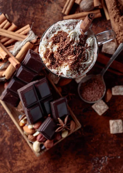 可可与奶油 巧克力片和各种香料在棕色的背景 顶部视图 — 图库照片