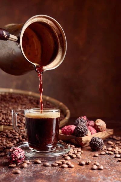 커피는 메이커에서 원두와 테이블에 초콜릿 — 스톡 사진