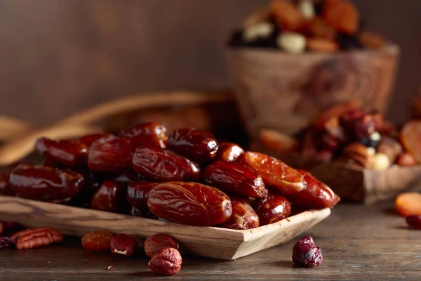 Verschiedene Trockenfrüchte Und Nüsse Auf Einem Alten Holztisch — Stockfoto