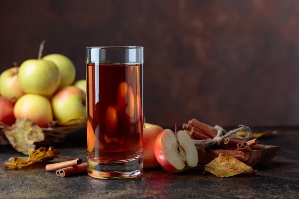 Glas Apfelsaft Oder Apfelmost Mit Saftigen Äpfeln Und Zimtstangen Auf — Stockfoto