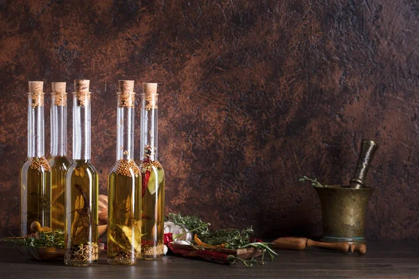 Bottiglie Olio Oliva Vecchio Tavolo Legno Olio Oliva Con Diverse — Foto Stock