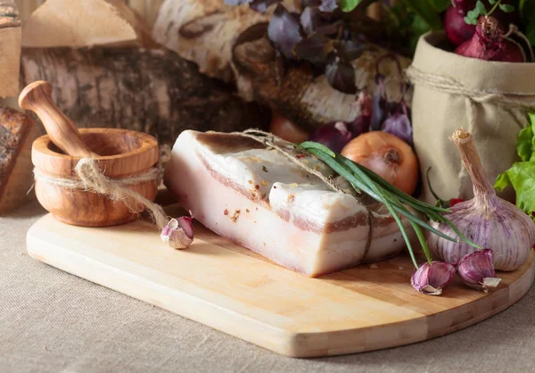 Piece of lard with garlic and spices on a kitchen table. Home kitchen. — Stock Image Piece Lard Garlic Spices Kitchen Table Home Kitchen Stock Picture
