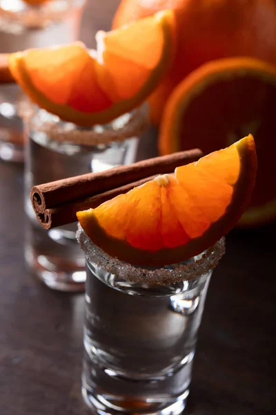 Tequila Gläser Mit Orangen Und Zimtstangen Auf Einem Holztisch Gläser — Stockfoto