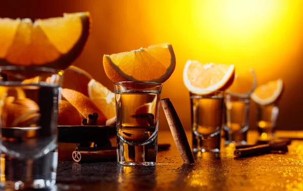 Tequila Gläser Mit Orangen Und Zimtstangen Bei Sonnenuntergang Selektiver Fokus — Stockfoto