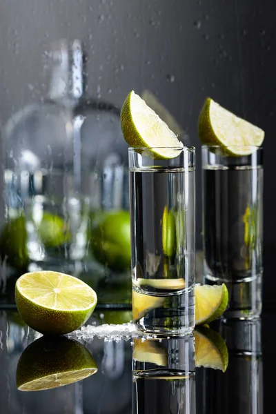 Vasos Tequila Con Lima Sal Sobre Fondo Negro Reflectante Alcohol — Foto de Stock