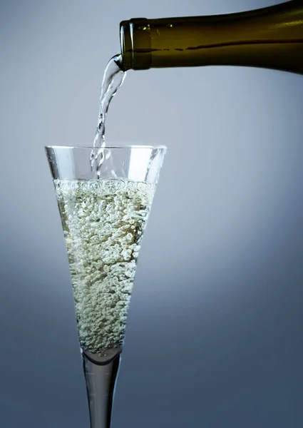 Champagne Hälla Glas Ström Vin Att Hälla Ett Glas Närbild — Stockfoto