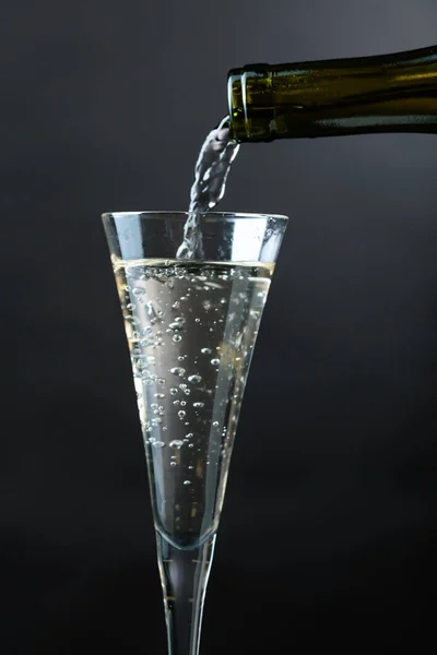 Champagne Hälla Glas Ström Vin Att Hälla Ett Glas Närbild — Stockfoto