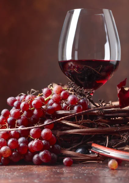 Vinho Tinto Uvas Frescas Com Folhas Videira Secas Espaço Cópia — Fotografia de Stock