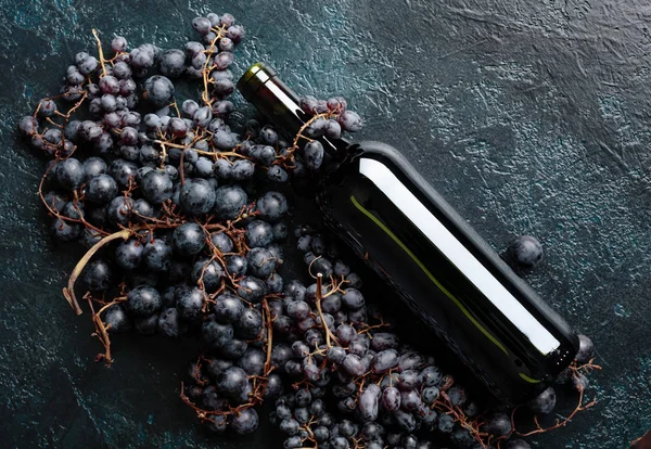 Flasche Rotwein Und Trauben Draufsicht Kopierplatz Für Ihren Text — Stockfoto