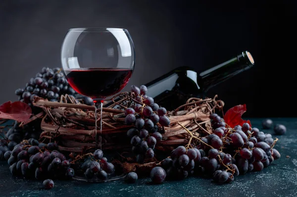Bottle Glass Red Wine Grapes — Stock Photo, Image