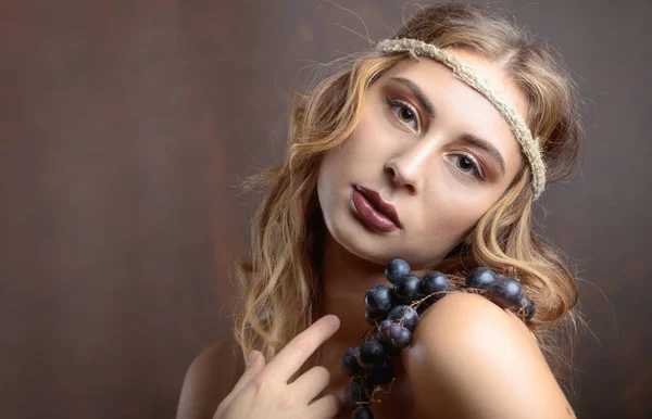 Retrato Loira Atraente Com Uvas Azuis Menina Bonita Com Cabelo — Fotografia de Stock