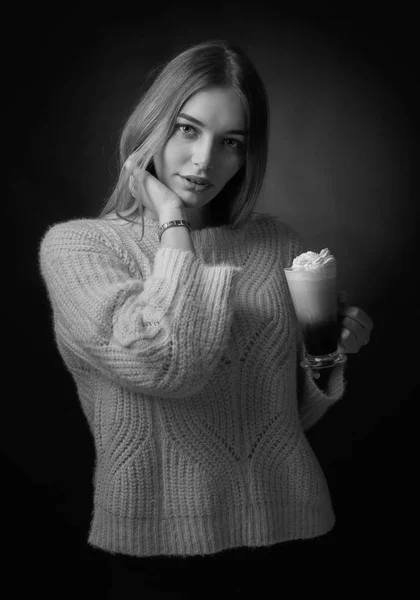 Attraktiv Ung Kvinna Med Irish Coffee Vacker Blondin Tröja Som — Stockfoto