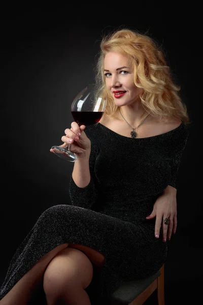 Приваблива Жінка Середнього Віку Чорній Вечірній Сукні Склянкою Червоного Вина — стокове фото
