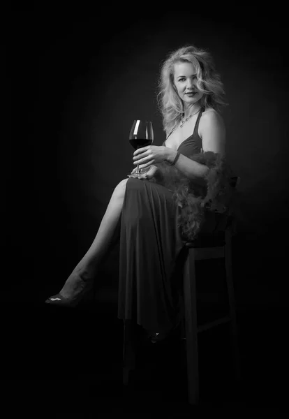 Attraktive Frau Mittleren Alters Abendkleid Mit Einem Glas Rotwein Glückliche — Stockfoto