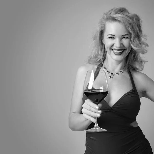Aantrekkelijke Middelbare Leeftijd Vrouw Avondjurk Met Glas Rode Wijn Gelukkig — Stockfoto