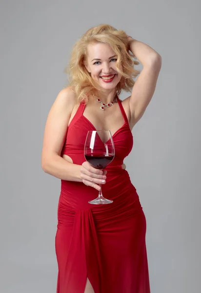 Aantrekkelijke Middelbare Leeftijd Vrouw Rode Avondjurk Met Glas Rode Wijn — Stockfoto