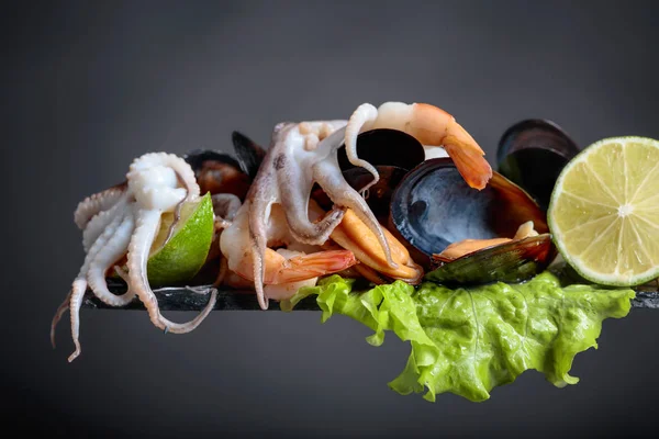 Mezcla Crudo Delicioso Marisco Con Rodajas Lima Sobre Fondo Oscuro — Foto de Stock