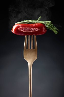 Biberiye çatal üzerinde ızgara sosis. Siyah arka plan, kopya alanı. 