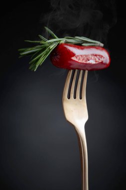 Biberiye çatal üzerinde ızgara sosis. Siyah arka plan, kopya alanı. 