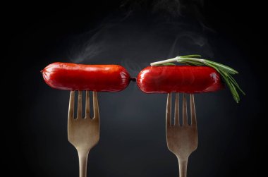 Rosemary bir çatal ile ızgara sosis. Siyah arka plan, kopya alanı. 