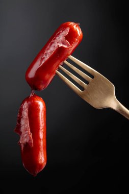 Bir çatal üzerinde ızgara sosis.