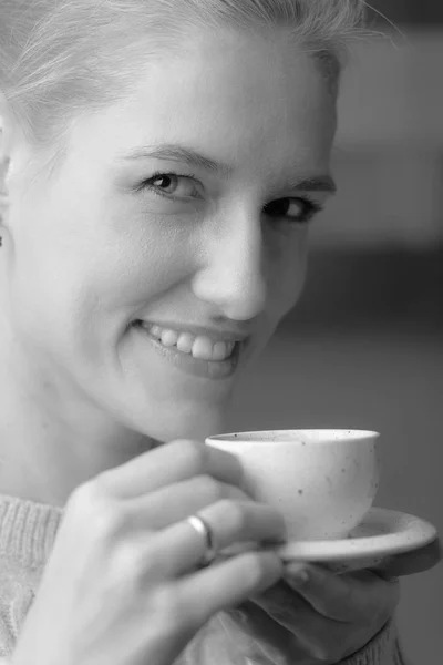 Retrato Close Uma Bela Mulher Meia Idade Com Xícara Café — Fotografia de Stock
