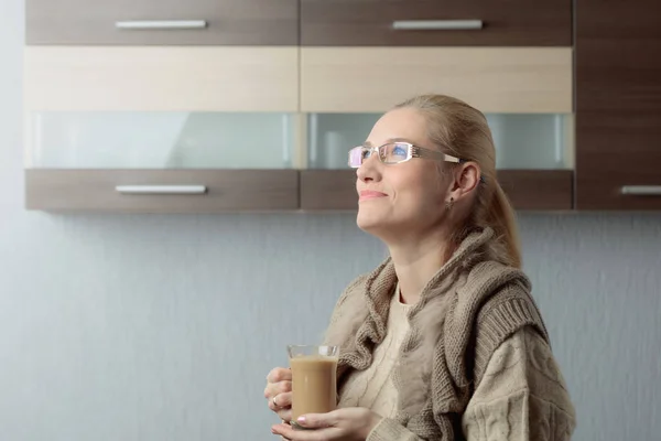 Närbild Porträtt Vacker Mitten Ålder Kvinna Glas Med Kopp Kaffe — Stockfoto