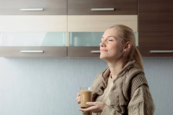 Närbild Porträtt Vacker Mitten Ålder Kvinna Med Kopp Kaffe Attraktiva — Stockfoto