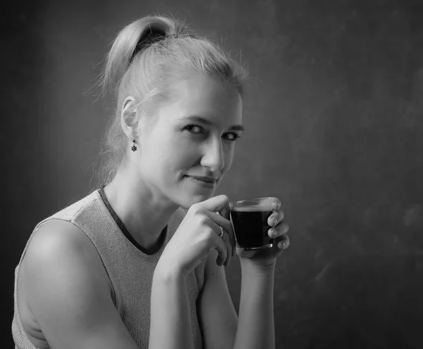 Retrato Una Hermosa Mujer Mediana Edad Con Taza Café Atractiva — Foto de Stock