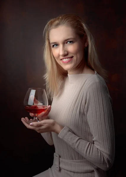 Retrato Una Hermosa Mujer Con Copa Brandy Atractiva Rubia Sobre — Foto de Stock