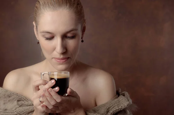 Close Portret Pięknej Połowy Wieku Kobieta Filiżankę Kawy Atrakcyjny Szczęśliwy — Zdjęcie stockowe