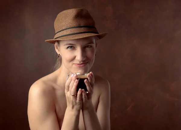 Porträt Einer Schönen Frau Mit Einer Tasse Kaffee Attraktive Und — Stockfoto