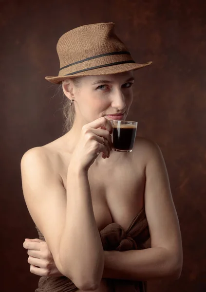 Portrait Beautiful Woman Cup Coffee Attractive Slim Woman Hat Brown — Stock Photo, Image