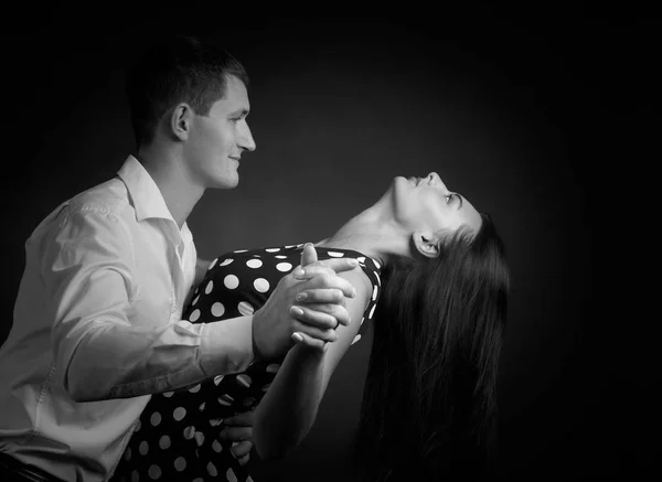 Jovem Mulher Bonita Vestido Bolinhas Homem Camisa Branca Dançando Tango — Fotografia de Stock